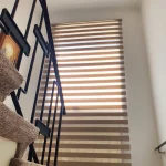 cortina-roller-duo-frente-a-escaleras