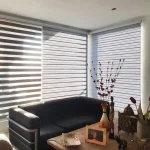 cortina roller duo gris habitacion